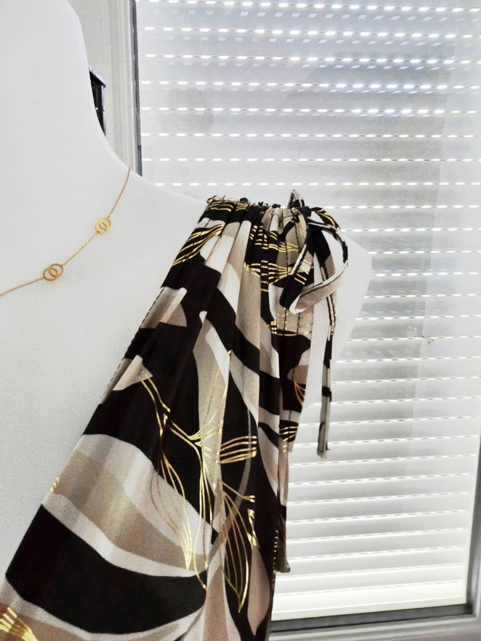 Robe magique noir beige blanc dorée  – photo 4